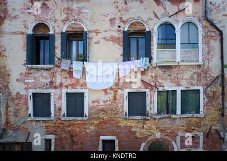 Il lavaggio appesi da Windows a Venezia Foto Stock