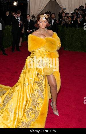 NEW YORK, NY - 04 Maggio: Rihanna assiste la " Cina: attraverso il Looking Glass' Costume Institute Gala benefici al Metropolitan Museum of Art il 4 maggio 2015 a New York City. Persone: Rihanna Foto Stock