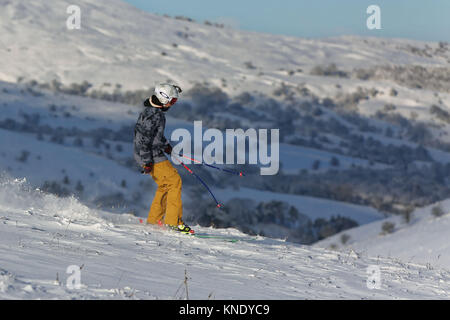 Nella foto: un uomo gli sci sulla neve a piani di braccia a Brecon Beacons, Wales, Regno Unito. Lunedì 11 Dicembre 2017 Re: temperature di congelamento, la neve e il ghiaccio ha Foto Stock