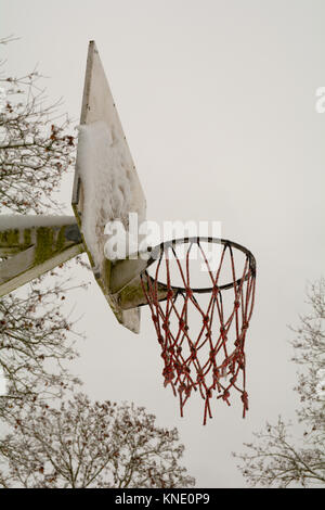 Outdoor basketball net e lavagna bianca coperta di neve in inverno Foto Stock