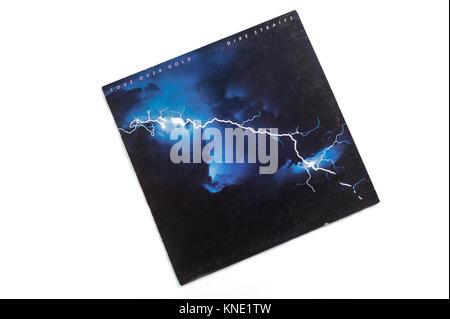 Un album in vinile record , Dire Straits , i fratelli in armi su sfondo  bianco Foto stock - Alamy