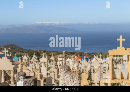 Cimitero presso la chiesa di Nostra Signora di Fatima (Igreja Nossa Senhora de Fátima) a Ponta Verde si affaccia l'isola di Brava sull isola di Fogo, Capo Verde Foto Stock