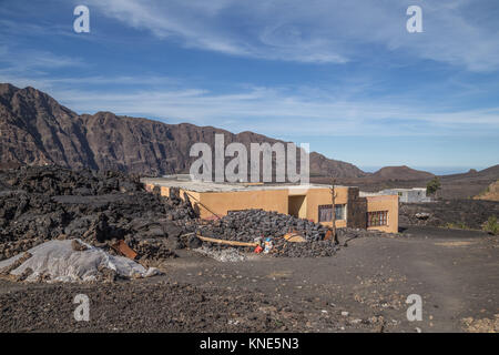 Lucky fuga per la casa nel 2014 eruzione in Cha das Caldeiras nell isola di Fogo, Capo Verde - lava solidificata nel cortile! Foto Stock