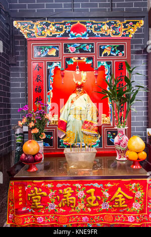 L'altare con le offerte di cibo in Yeung Hau Temple Foto Stock
