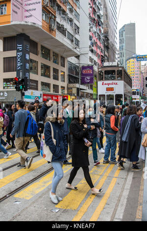 La gente a fare shopping a Mong Kok street di Hong Kong Foto Stock