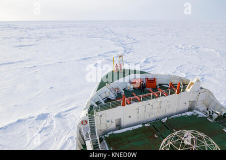 Rompighiaccio polare la navigazione attraverso uno spesso strato di ghiaccio floe al Mare di Weddell, Antartide in inverno Foto Stock