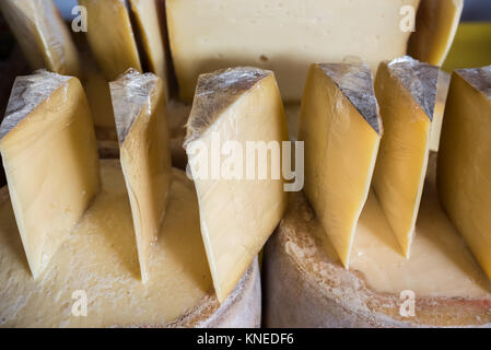 Il vecchio tradizionale turco a fette di Kars il formaggio cheddar e blocchi di formaggio sono in vendita su merchant Foto Stock