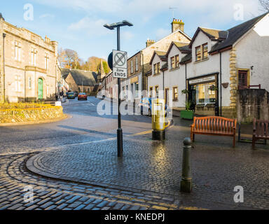 Dunblane,Scozia,UK-dicembre 04,2017: Dunblane Town Center e il golden post box in onore della medaglia d'oro olimpica vincitore Andy Murray. Foto Stock