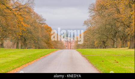 Glamis,Scozia,UK-dicembre 06,2017: autunno. Situato accanto al villaggio di Glamis in Scozia Angus, Glamis Castle è famoso per essere l'infanzia Foto Stock