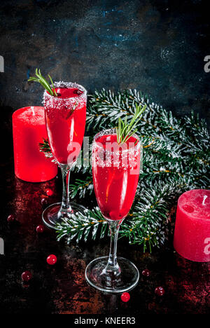 La mattina di Natale mirtillo rosso mimosa con rosmarino, sfondo scuro copia spazio con decorazioni di Natale Foto Stock