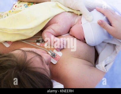 La madre di allattamento al seno il suo bambino neonato ragazza Foto Stock