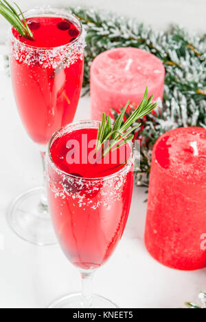 La mattina di Natale mirtillo rosso mimosa con rosmarino, il marmo bianco di sfondo spazio copia con decorazioni di Natale Foto Stock
