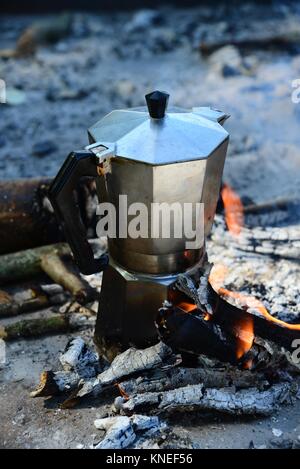 Caffettiera da campeggio immagini e fotografie stock ad alta risoluzione