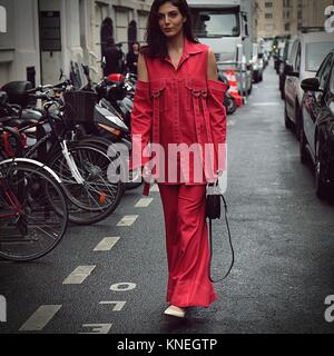 Parigi- 28 settembre 2017 donna sulla strada durante la settimana della moda di Parigi Foto Stock