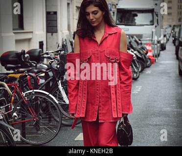 Parigi- 28 settembre 2017 donna sulla strada durante la settimana della moda di Parigi Foto Stock