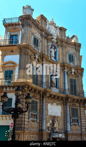 Quattro Canti (Piazza Vigliena), è un barocco piazza centrale nella vecchia città di Palermo, Sicilia, Italia. Foto Stock