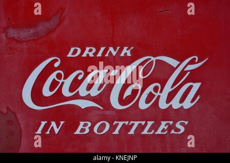 Rolla, Missouri - Luglio 18, 2017: Segno di Coca-Cola dipinta in un arrugginito e vecchio metallo. La coca cola è una bevanda analcolica gassata prodotta da Coca-Cola Co Foto Stock
