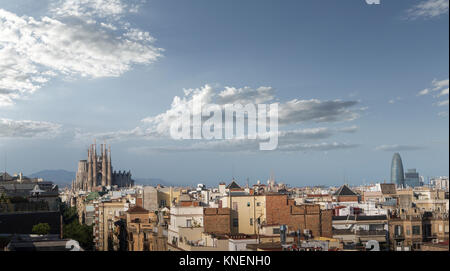 La Sagrada Familia e la Torre Agbar, lo skyline di Barcellona, in Catalogna, Spagna, Europa Foto Stock