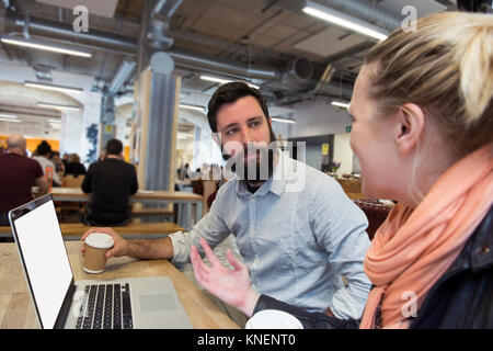 Gli studenti con il computer portatile in chat Foto Stock