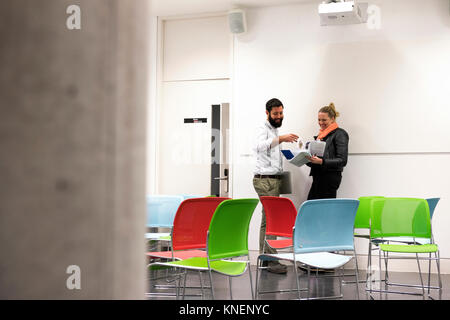 Studenti e studentesse confronto note Foto Stock