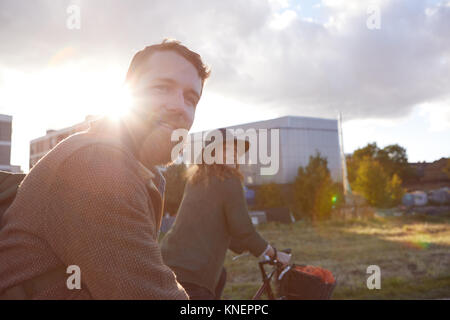 Giovane godendo il ciclismo su paludi Foto Stock