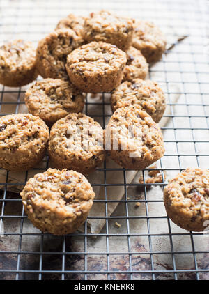 Senza glutine, multi-granella cookie sul raffreddamento per rack, close-up Foto Stock