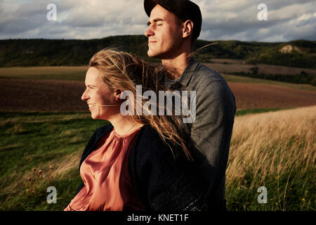 Gravidanza metà adulto giovane su windy hillside Foto Stock