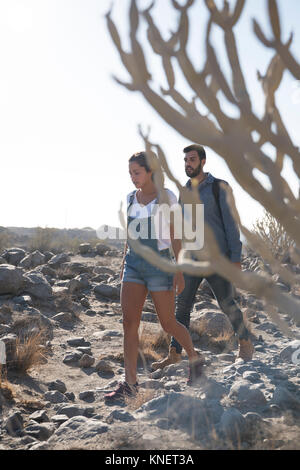 Giovani escursionismo escursionismo coppia su roccia, Las Palmas, Isole Canarie, Spagna Foto Stock