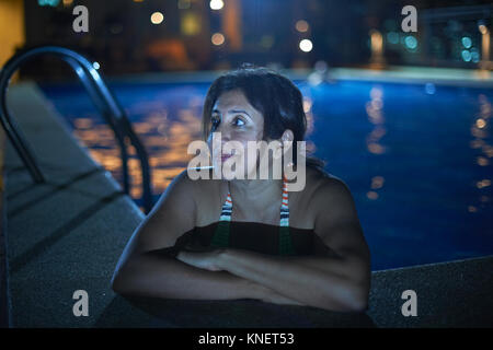 Donna in piscina che guarda lontano, Bangkok, Krung Thep, Thailandia, Asia Foto Stock