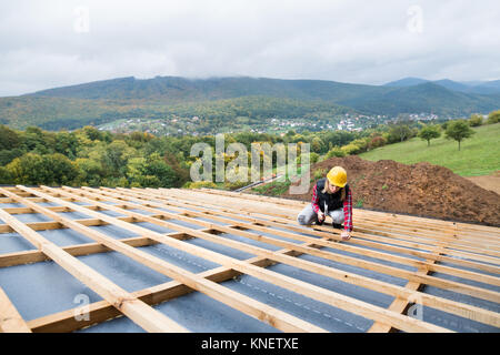 Donna giovane lavoratore sul sito in costruzione. Foto Stock