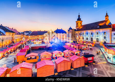 Sibiu, Romania. Vista panoramica del mercato di Natale. Transilvania, Romania. Foto Stock