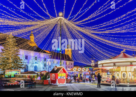 Sibiu, Romania. Mercatino di Natale al crepuscolo. Transilvania, Romania. Foto Stock