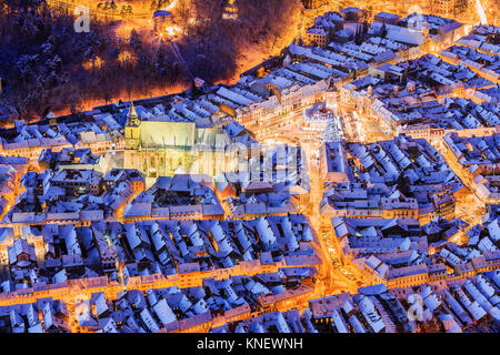 Brasov, Romania. Arial vista della città vecchia durante il Natale. Foto Stock