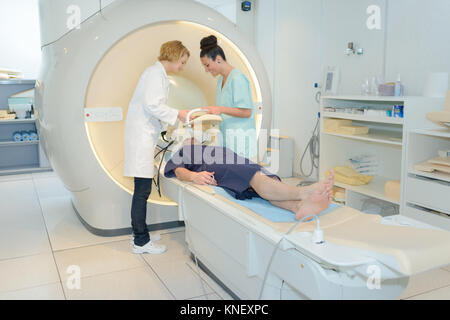 I tecnici di radiologia e paziente che viene sottoposto a scansione e diagnosticata su Foto Stock