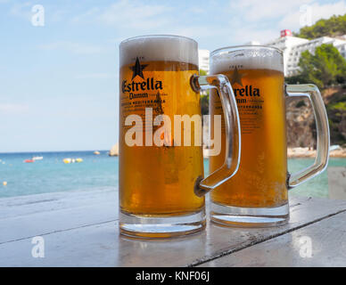 Due grandi bicchieri di ESTRELLA birra chiara sul tavolo del ristorante, CHIRINGUITO PASCUAL COVA DE PUÒ MARCO IBIZA Foto Stock