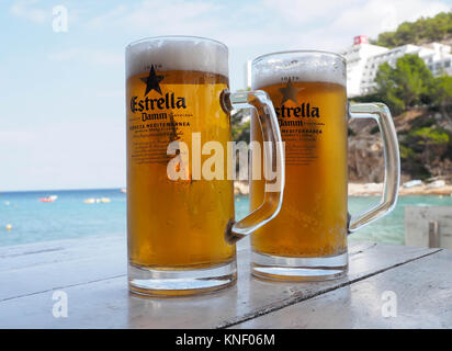 Due grandi bicchieri di ESTRELLA birra chiara sul tavolo del ristorante, CHIRINGUITO PASCUAL COVA DE PUÒ MARCO IBIZA Foto Stock