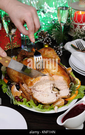 Donna mani affettare gustoso succosa appetitosi speziato arrosto di pollo intero Foto Stock