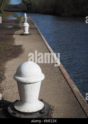 Bianco bitte di ormeggio sul canal Foto Stock