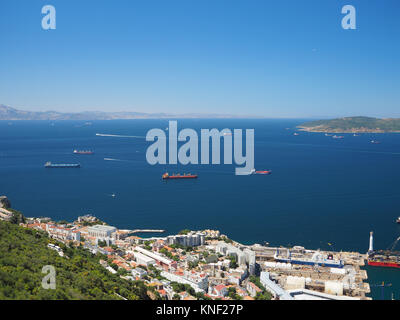 Vista dalla Rocca di Gibilterra di container e navi cargo Foto Stock