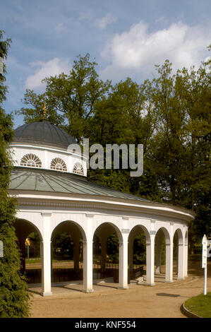 Tschechien, Böhmen : Franzensbad, Pavillon der Luisenquelle. Die Quelle ist nach Marie-Louise von Österreich benannt. Sie wird seit 1806 genutzt und Foto Stock
