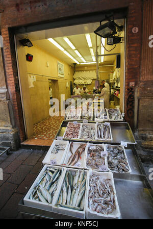Un negozio di pesce nel centro storico di Bologna, Emilia Romagna, Italia Foto Stock