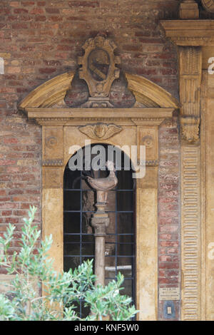 Il XIV secolo gallo di San Pietro o Gallo de San Pietro nella Basilica di Santo Stefano in Bologna, Emilia Romagna, Italia. Foto Stock