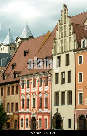 Tschechien, Böhmen : Eger ( Cheb ), der historische Marktplatz, Platz des Königs mit Bürgerhäusern und mit der Kirche des hl. Nikolaus Foto Stock