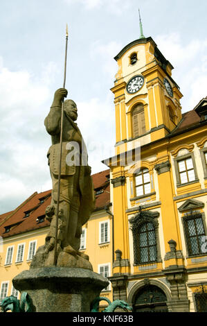 Tschechien, Böhmen : Eger ( Cheb ), der historische Marktplatz, Brunnen mit der statua des Ritter Roland vor dem Rathaus Foto Stock