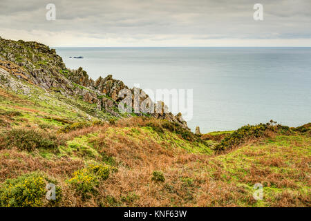 Una vista di commando Ridge a Bosigran, Cornwall, guardando il pieno di granito seghettate arrampicata su roccia bordo contro il mare alle spalle. Ritardo di colori autunnali. Foto Stock