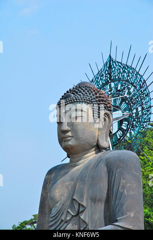 Vista della metà superiore del maestoso, bronzo statua del Buddha. Un simbolo di religione, di fede, di speranza e di pace. Foto Stock