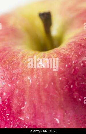 Red apple con gocce d'acqua Isolaed su sfondo bianco Foto Stock