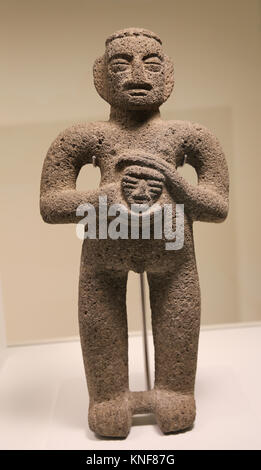 Precolombian. Figura maschile tenendo un trofeo di testa. Costa Rica. 1000-1500. La pietra. Museo di Cutures del mondo. Barcellona. Spagna Foto Stock