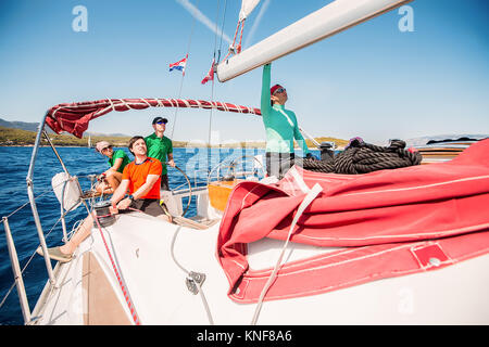 Gruppo di amici yacht a vela, Koralat, Zagrebacka, Croazia Foto Stock