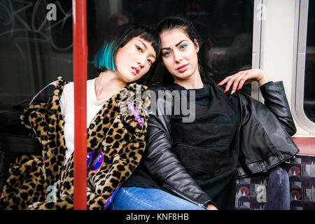 Ritratto di due giovani donne alla moda sui treni della metropolitana carrello Foto Stock